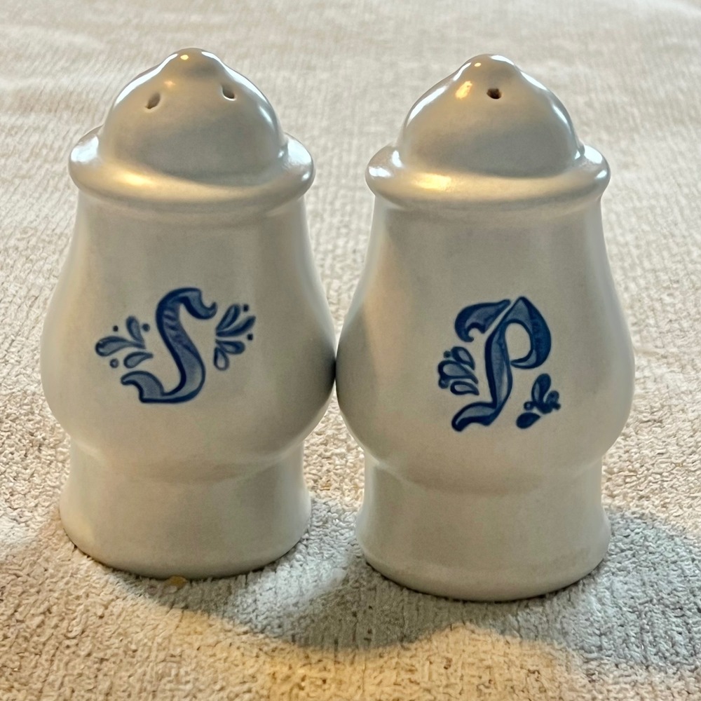 Pfaltzgraff Yorktowne Salt and Pepper Shakers Blue Floral Stoneware Vintage